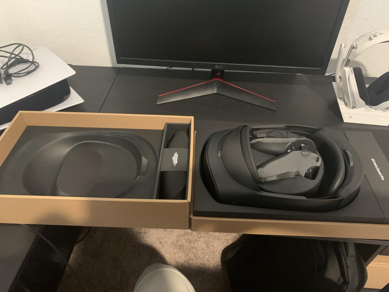 Meta Quest Pro - VR Headset with Built-in Eye Tracking customer photo 2