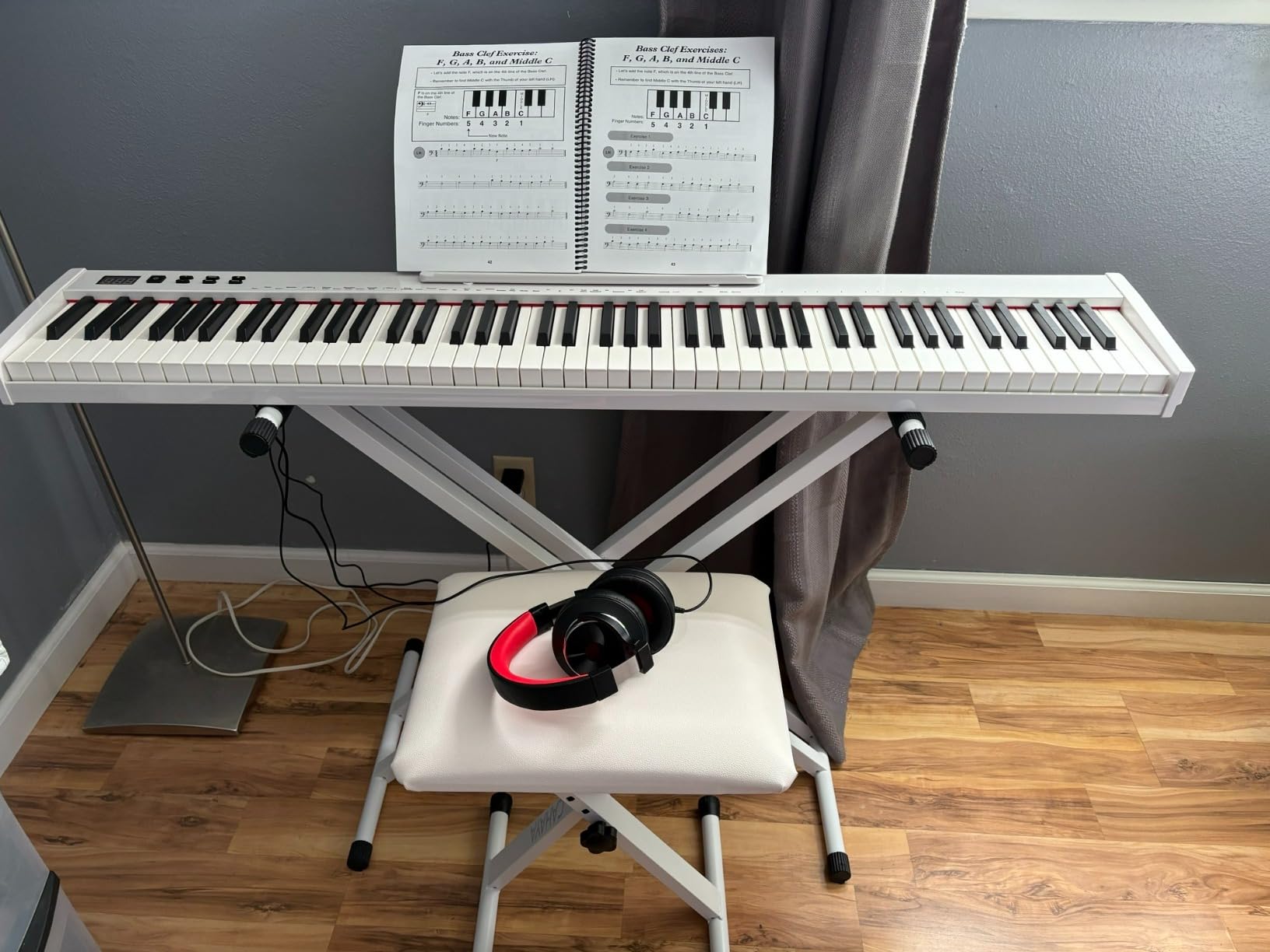 NikoMaku Semi-weighted 88 Keys Piano Keyboard Compact Portable Digital Piano Set for Beginners with Stand, Carrying Case, Sustain Pedal, Headphones, SWAN-S Black customer photo 2