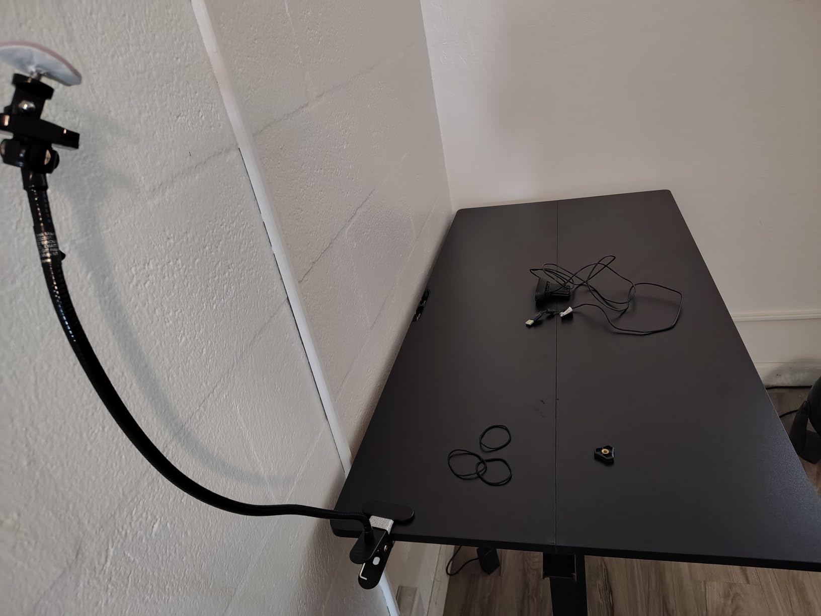 ErGear Height Adjustable Electric Standing Desk, 48 x 24 Inches Sit Stand up Desk, Memory Computer Home Office Desk, Black customer photo 2