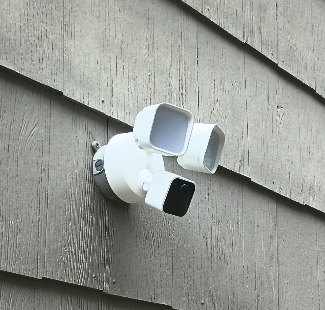 Blink Wired Floodlight Camera, Smart security camera, 2600 lumens, HD live view, enhanced motion detection, built-in siren, Works with Alexa, 1 camera (White) customer photo 1