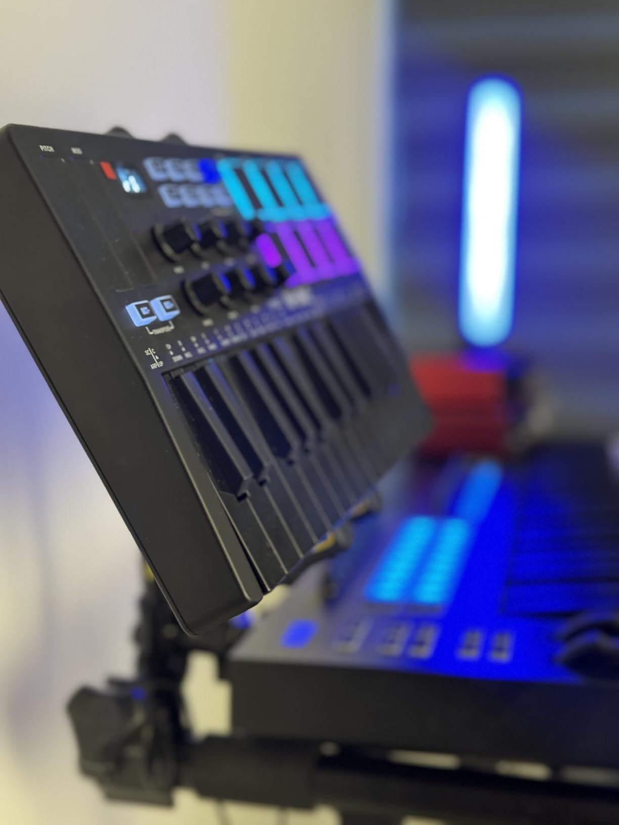 M-VAVE 25 Key USB MIDI Keyboard Controller With 8 Backlit Drum Pads, Bluetooth Semi Weighted Professional dynamic keybed 8 Knobs and Music Production, Software Included (Black) customer photo 2