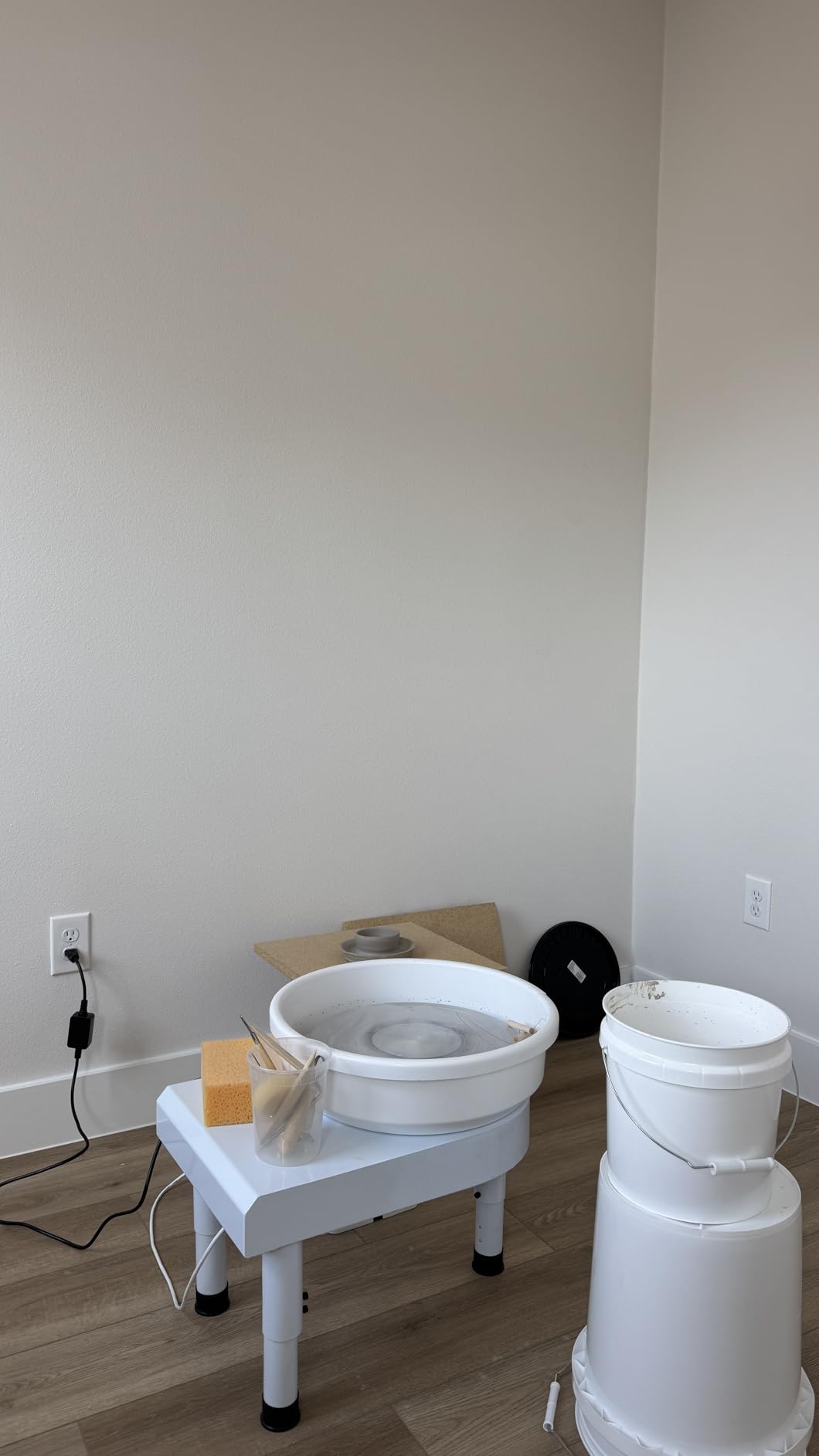 VEVOR 14in/35cm Pottery Wheel for Adults, 0-2in Lift-Table 450W Professional Pottery Kit with Foot Pedal Detachable Basin DIY Art Clay Potter's Wheel for Kids Adults Beginners at Home Pottery, White customer photo 2