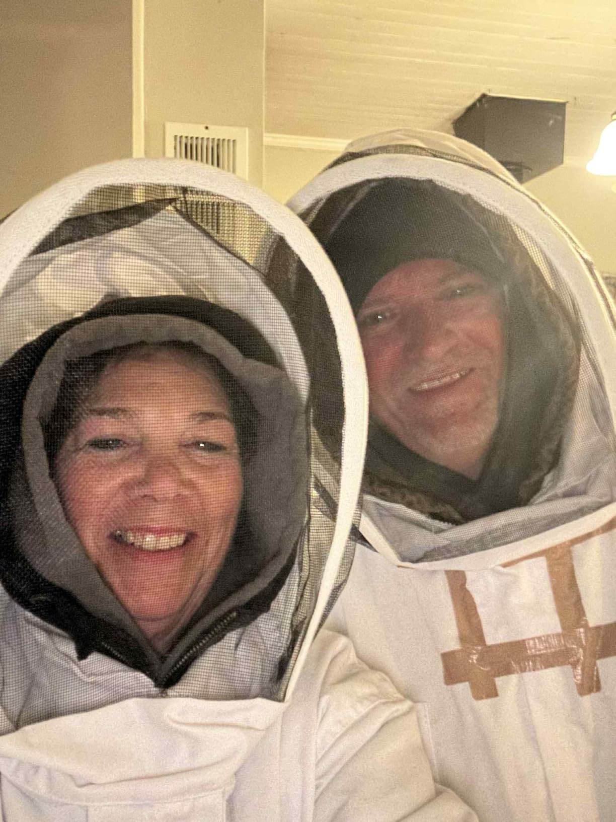 Bee Suits for Men Women,Bee Keeper Suite with Beekeeping Gloves,Beekeeping Suit with Veil Hood,Fully Body Sturdy Beekeeper Suite,Suitable for Professional Beekeepers and Beginners (Large ) customer photo 1