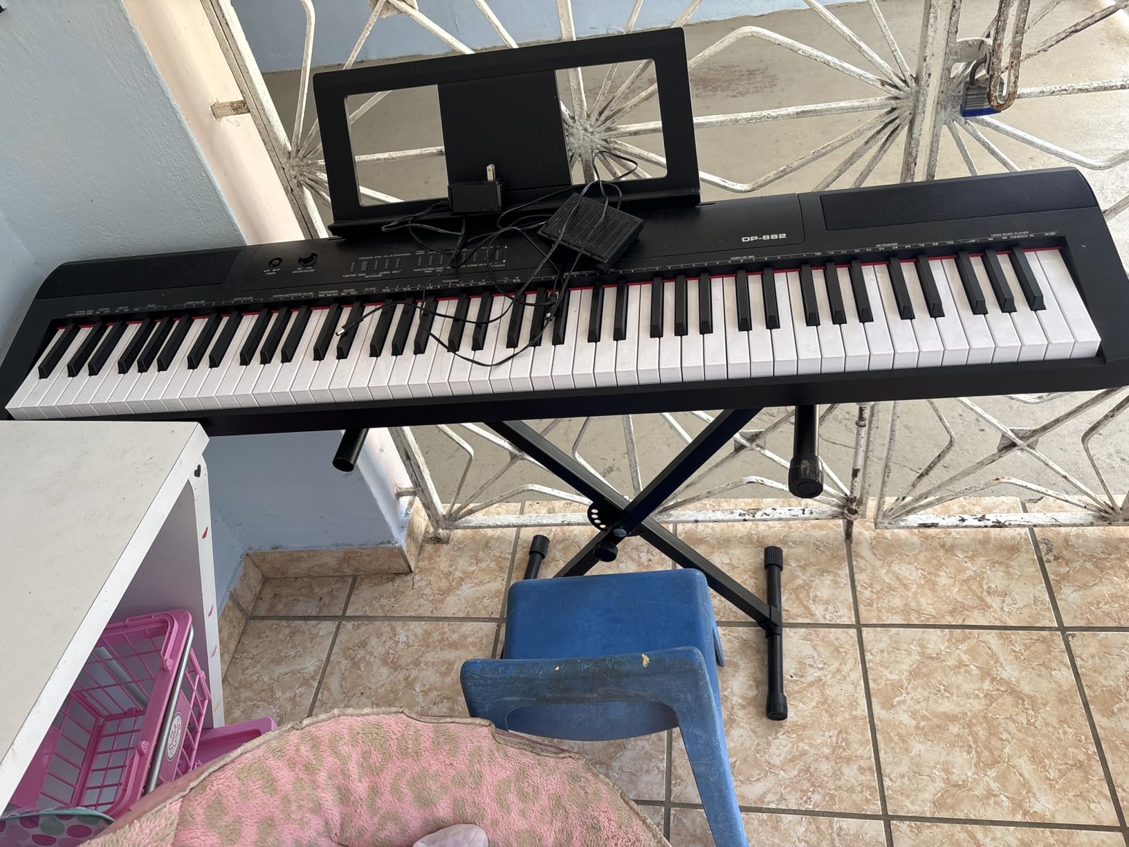 Amazon Basics 88-Key Semi-Weighted Digital Piano, Electric Keyboard with Sustain Pedal, Power Supply, 2 Speakers, Lesson Mode, Recording, USB Connectivity, Black customer photo 2