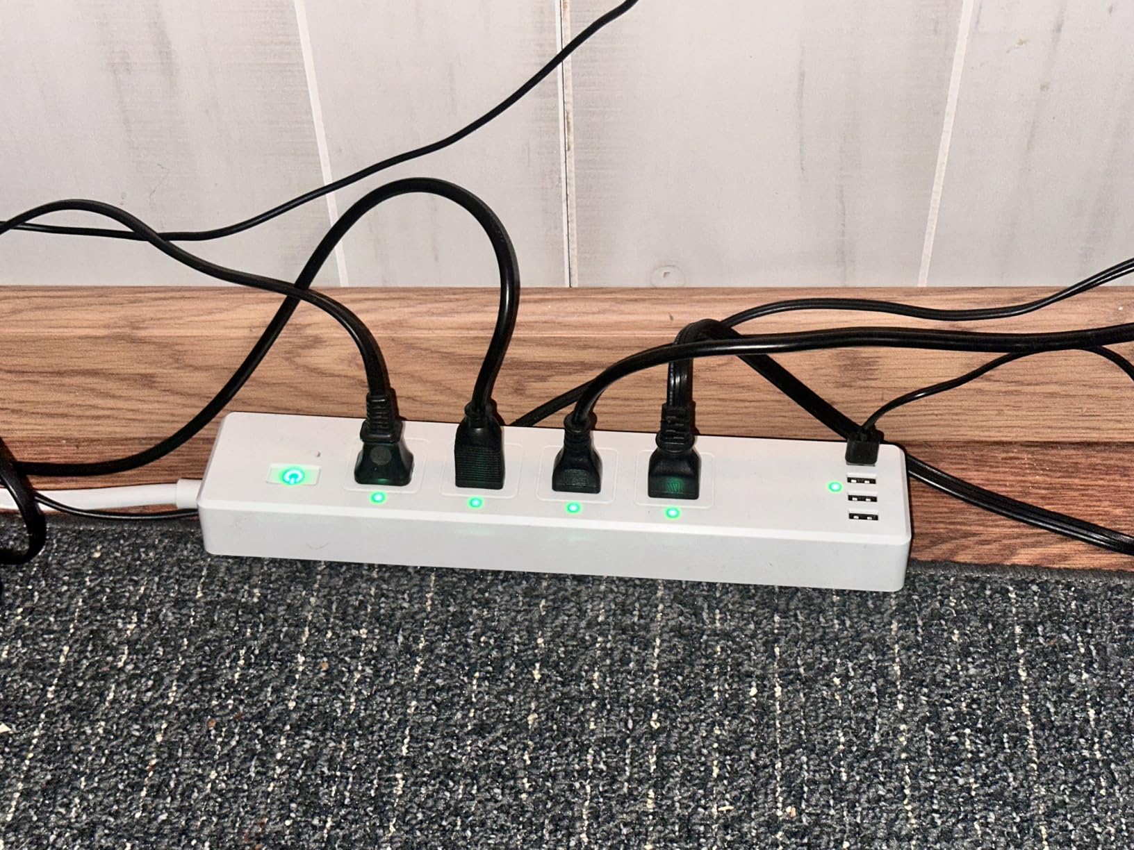 meross Smart Plug Power Strip, WiFi Flat Outlet 15A Compatible with Apple HomeKit, Siri, Alexa, Google Assistant & SmartThings, with 4 AC Outlets & 4 USB Ports, 6 Feet Surge Protector Extender customer photo 1
