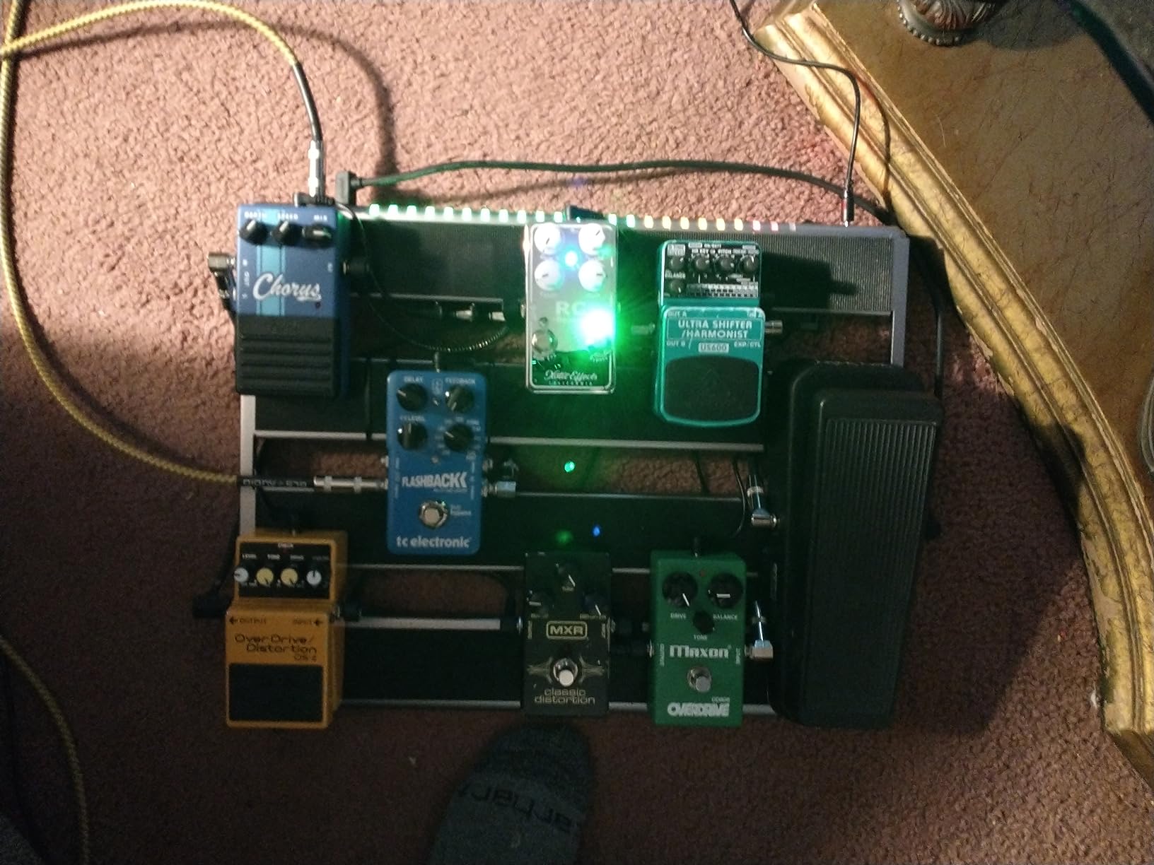 Vangoa Guitar Pedal Board with Built-in Isolated Power Supply, VPPD-S Aluminum Small Portable Folding Powered Guitar Pedalboard with Carry Bag, 2.8lb, Gray customer photo 1