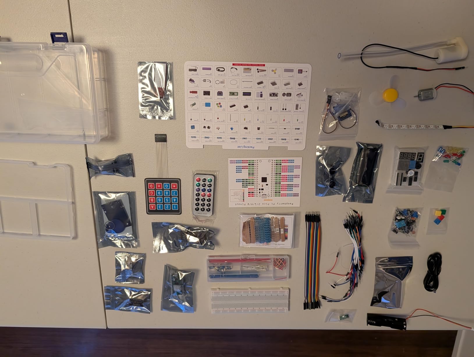 SunFounder Raspberry Pi Pico W Ultimate Starter Kit with Online Tutorials, RoHS Compliant, 450+ Items, 117 Projects, MicroPython, C/C++ customer photo 1