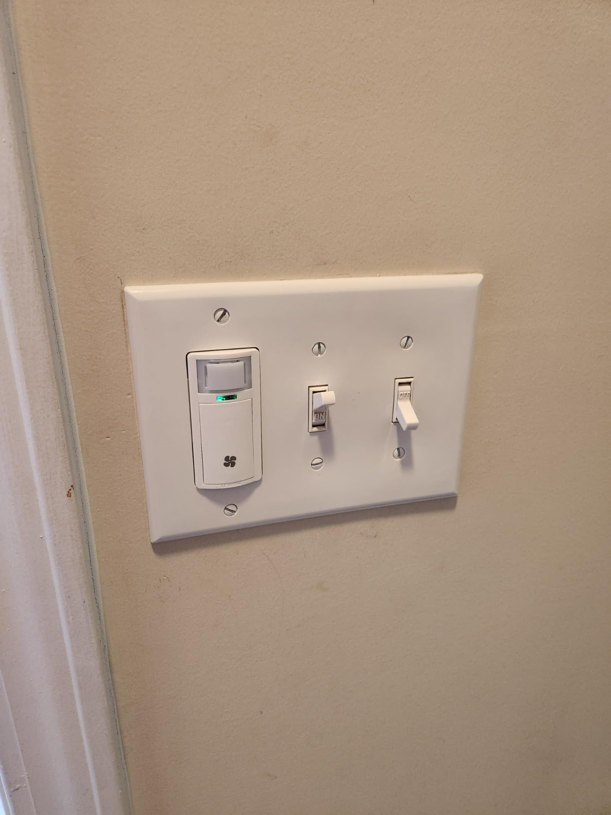 Leviton Humidity Sensor Switch for Bathroom Exhaust Fan, Automate Ventilation, Moisture Control, 1/4 HP, Single Pole, DHS05-1LW, White customer photo 2