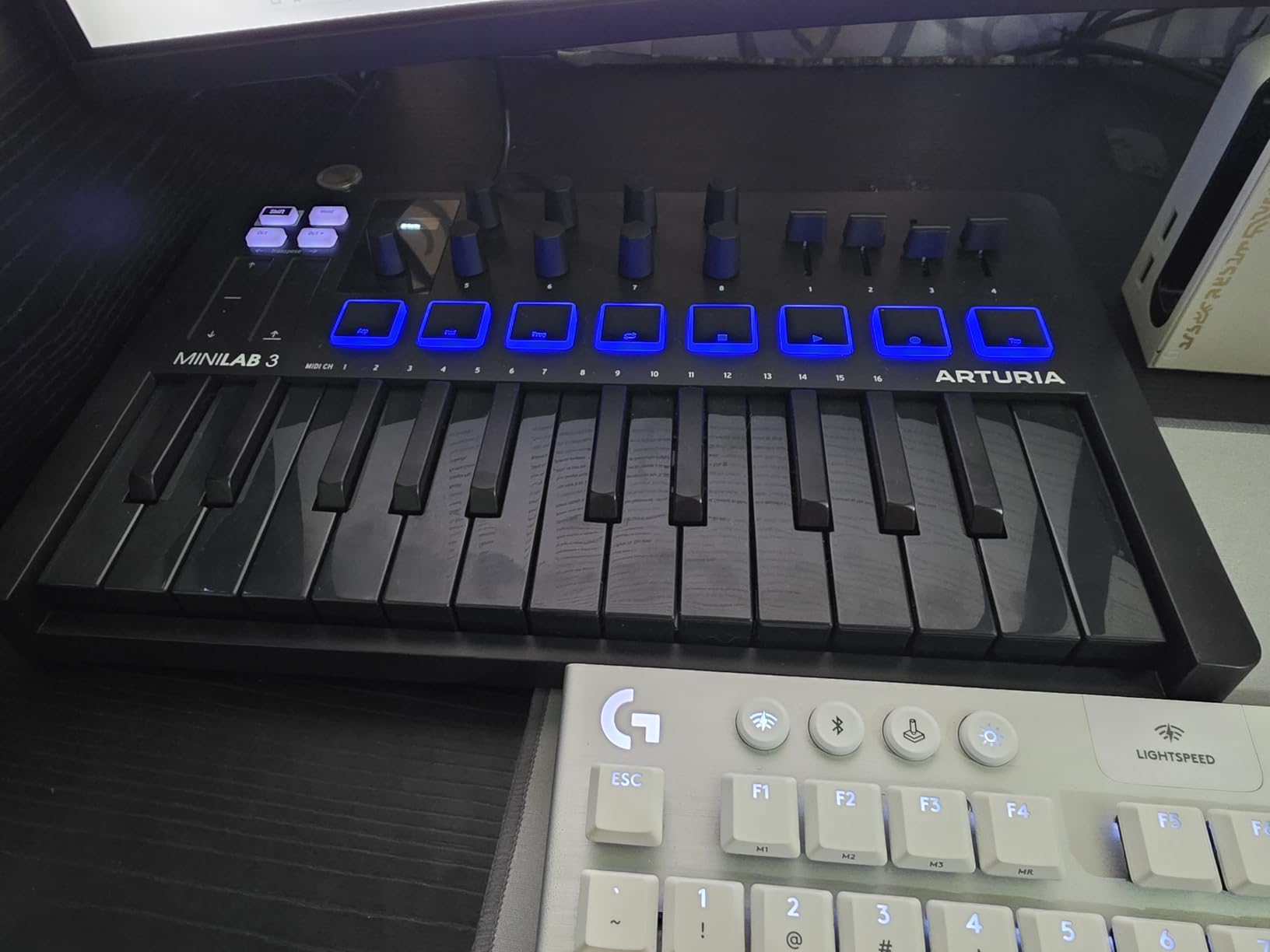 Arturia MiniLab 3 - Universal MIDI Controller for Music Production, with All-in-One Software Package - 25 Keys, 8 Multi-Color Pads - White customer photo 1