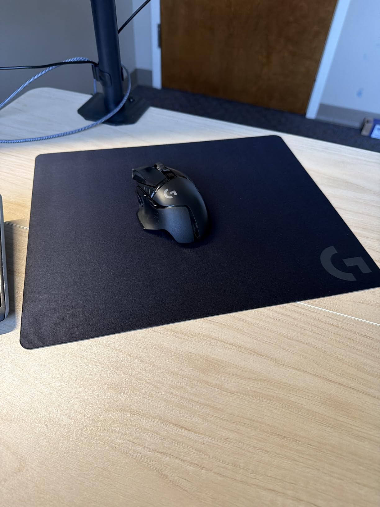 Logitech G840 XL Cloth Gaming Mouse Pad - 0.12 in Thin, Stable Rubber Base, Performance-Tuned Surface - Black customer photo 1