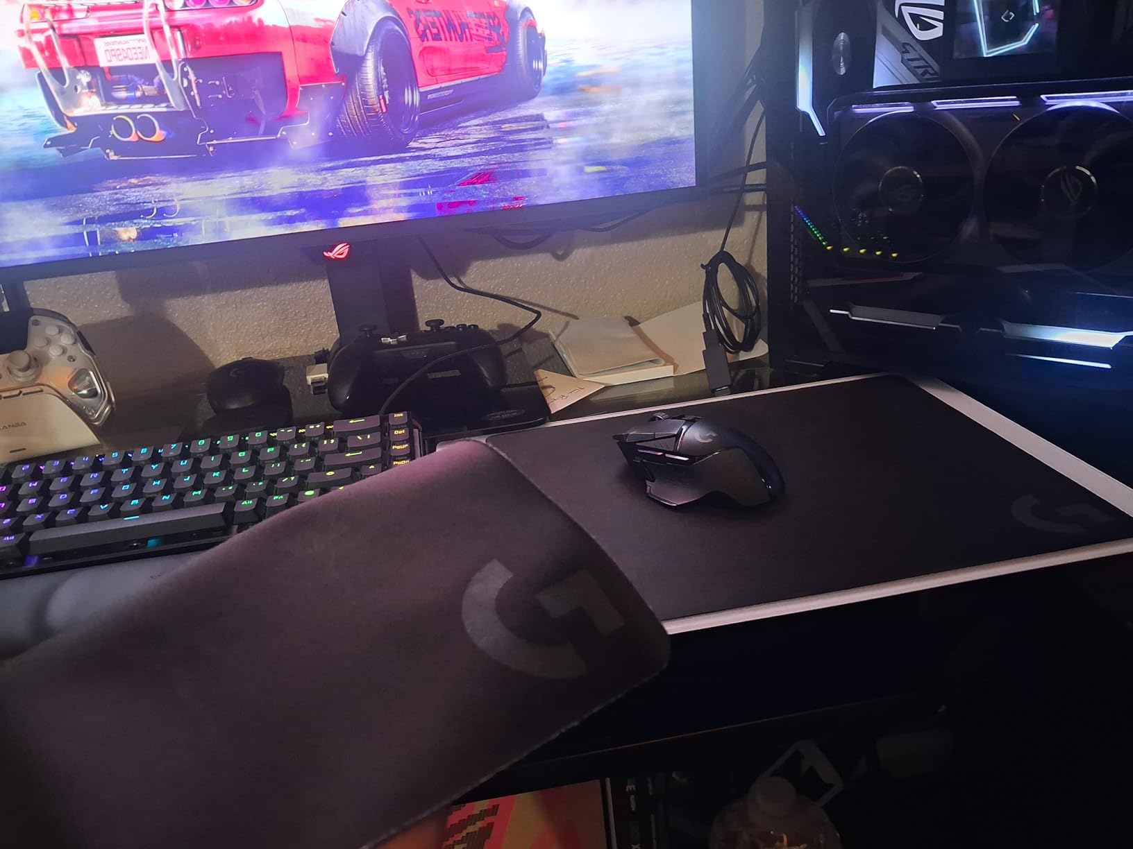 Logitech G840 XL Cloth Gaming Mouse Pad - 0.12 in Thin, Stable Rubber Base, Performance-Tuned Surface - Black customer photo 2