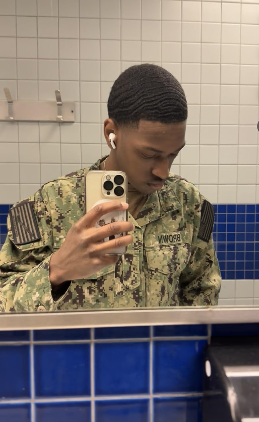 Andis 04780 Professional T-Outliner Beard & Hair Trimmer for Men with Carbon Steel T-Blade, Bump Free Technology - Corded Electric Beard Trimmer, GTO, Grey customer photo 2