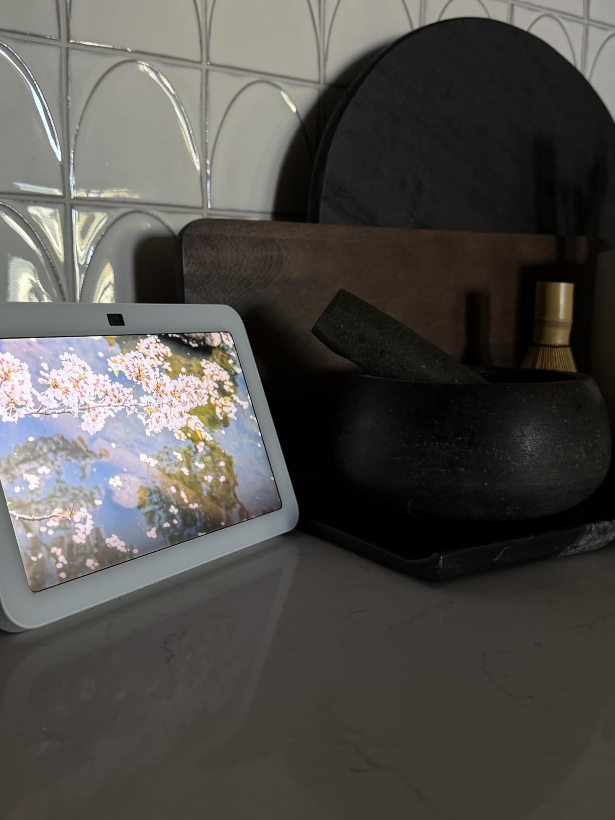 Amazon Echo Show 8, With Spatial Audio, Smart Home Hub, ideal for open living spaces, Designed for Alexa+, Glacier White customer photo 1