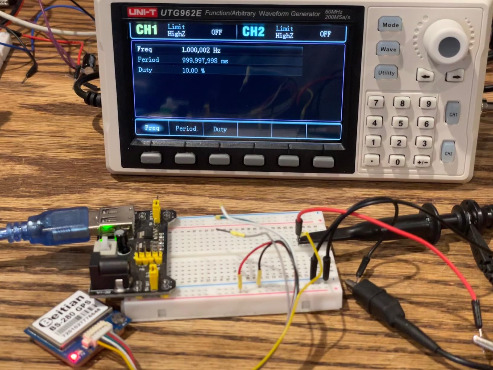 UNI T UTG932E 30MHz Function Generator Arbitrary Waveform Signal Generator Dual-Channel 200MSa/s 14 Bits Frequency Meter customer photo 1