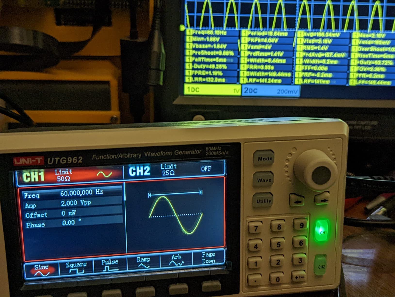 UNI T UTG932E 30MHz Function Generator Arbitrary Waveform Signal Generator Dual-Channel 200MSa/s 14 Bits Frequency Meter customer photo 2