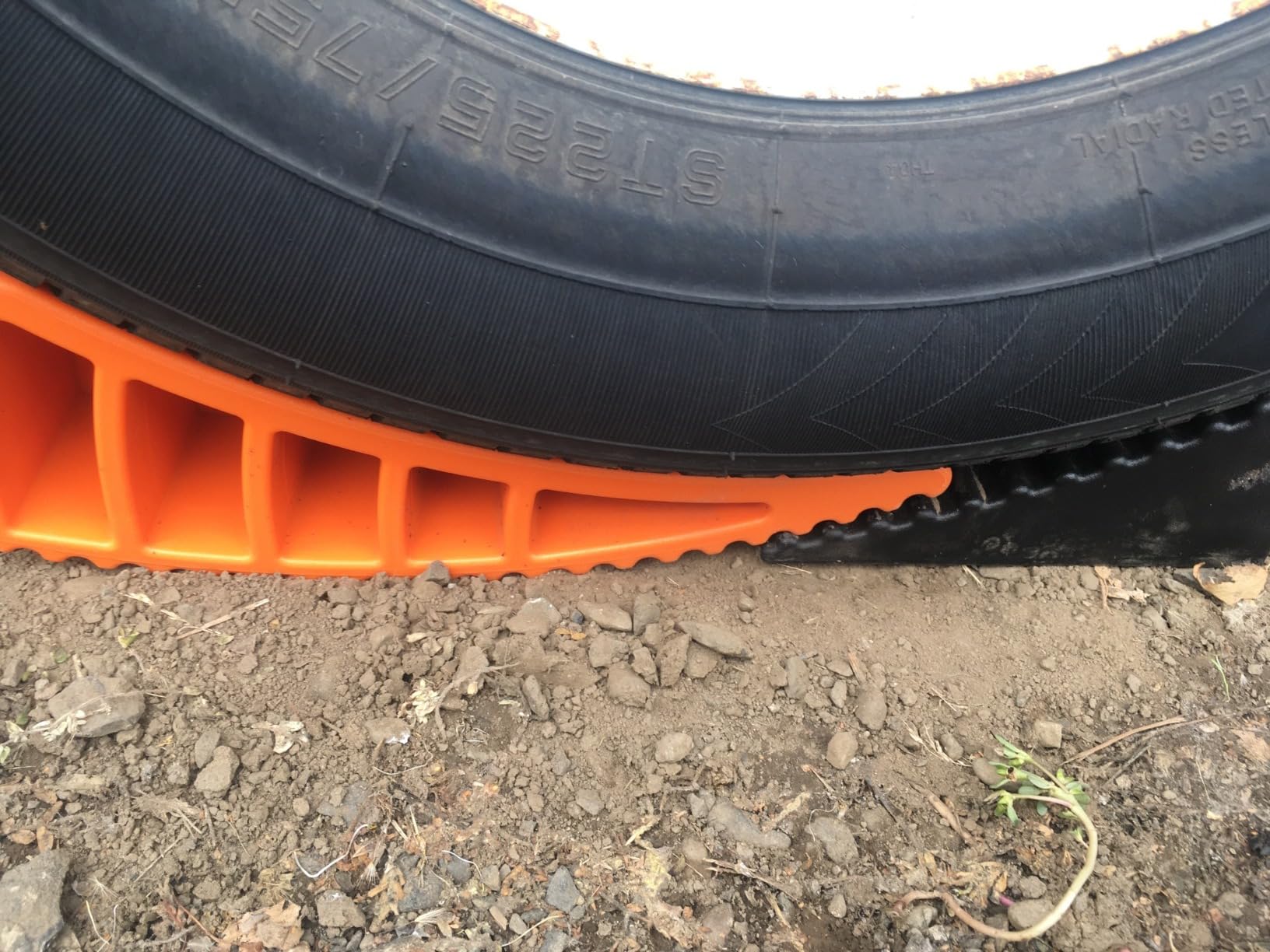 CARMTEK Camper Leveler Premium Kit | Fit Curved RV Levelers with Wheel Chocks, Rubber Mats & Carry Bag for Tight Dual Axle Trailers | Faster RV Leveling System than RV Leveling Blocks | RV Accessories customer photo 1
