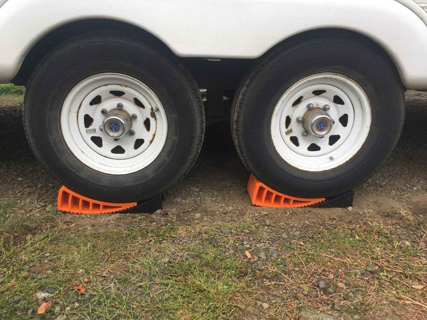CARMTEK Camper Leveler Premium Kit | Fit Curved RV Levelers with Wheel Chocks, Rubber Mats & Carry Bag for Tight Dual Axle Trailers | Faster RV Leveling System than RV Leveling Blocks | RV Accessories customer photo 2