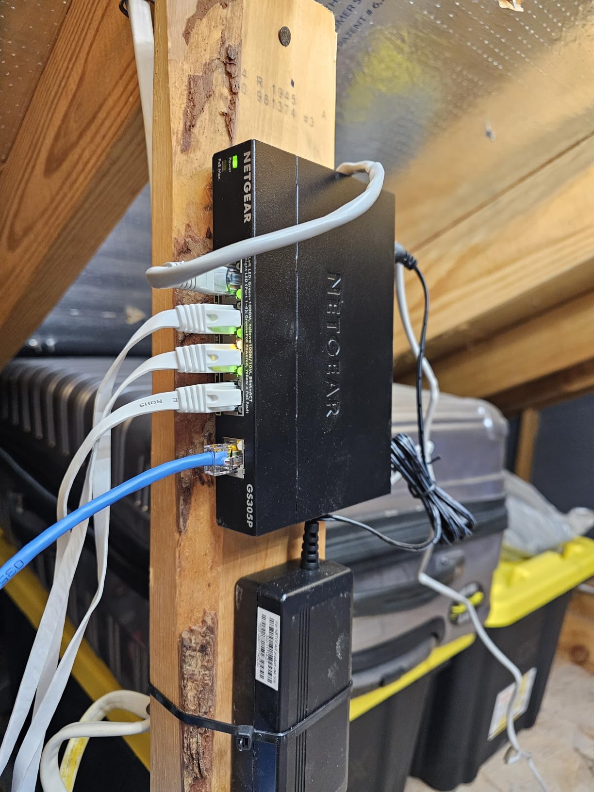 NETGEAR 5-Port PoE Gigabit Ethernet Unmanaged Essentials Switch (GS305P) - with 4 x PoE+ @ 63W, Desktop or Wall Mount customer photo 1