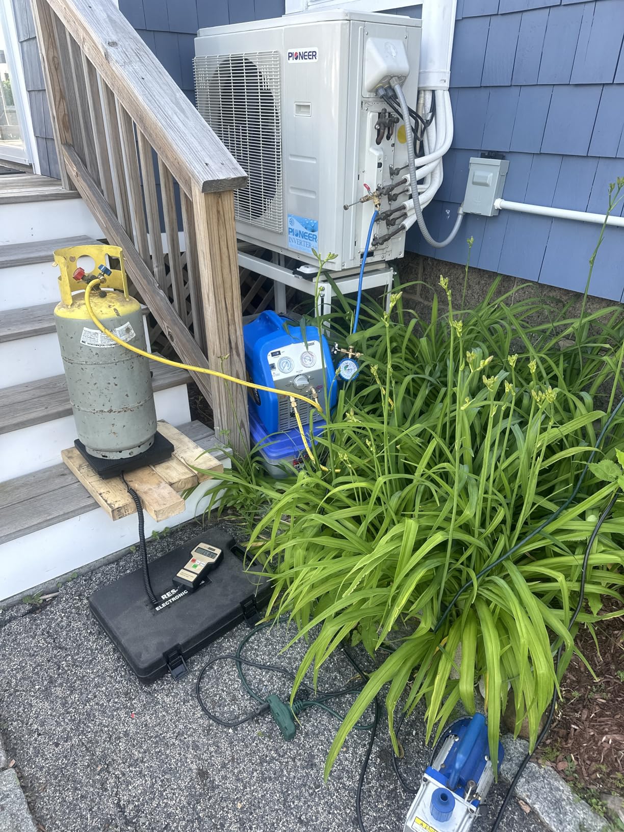 VIVOHOME 110-120V AC 60Hz 3/4HP Single Cylinder Portable Refrigerant Recovery Machine, Red customer photo 1