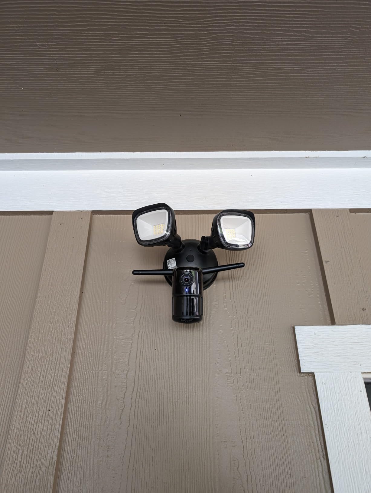 ieGeek Floodlight Camera Outdoor, 2K Wired Home Smart Security Cameras, 2.4G WiFi Flood Light Camera with Motion Sensor, Wiring 2600 Lumens Cam, Color Night Vision,Siren,2 Way Audio, Works with Alexa customer photo 1