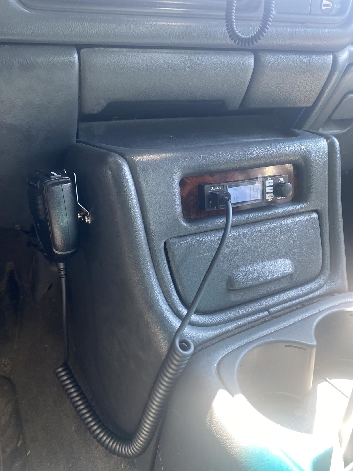 Cobra 19 MINI AM/FM Recreational CB Radio - Dual-Mode AM/FM, 40 Channels, Travel Essentials, Time Out Timer, VOX, Auto Squelch, Auto Power, Instant Channel 9/19, 4-Watt Output, Easy to Operate, Black customer photo 1