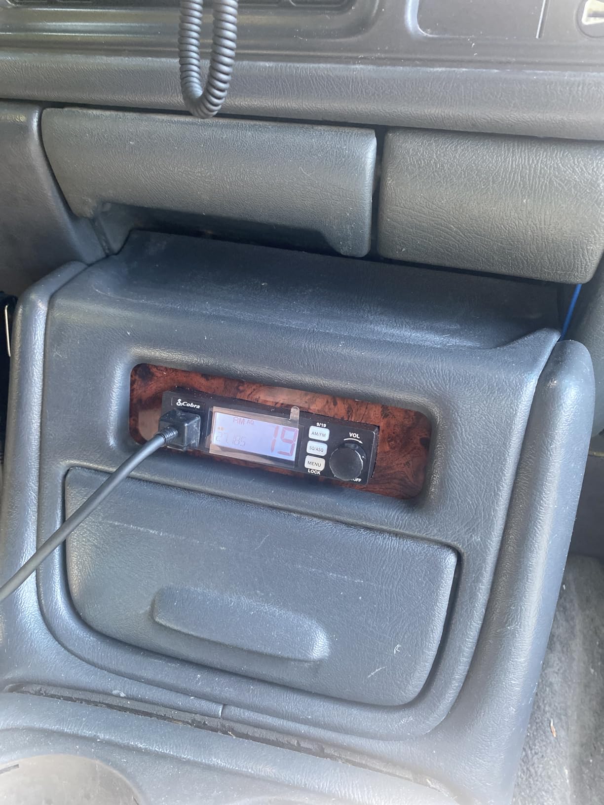 Cobra 19 MINI AM/FM Recreational CB Radio - Dual-Mode AM/FM, 40 Channels, Travel Essentials, Time Out Timer, VOX, Auto Squelch, Auto Power, Instant Channel 9/19, 4-Watt Output, Easy to Operate, Black customer photo 2