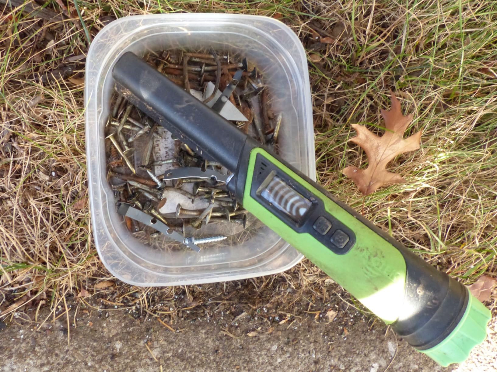 DR.ÖTEK Metal Detector Pinpointer, IP68 Fully Waterproof Underwater Pinpointer Metal Detector with LCD Screen & LED Light 360° Accurate High-Sensitivity Detection, Handheld Wand for Adults & Kids, Red customer photo 2