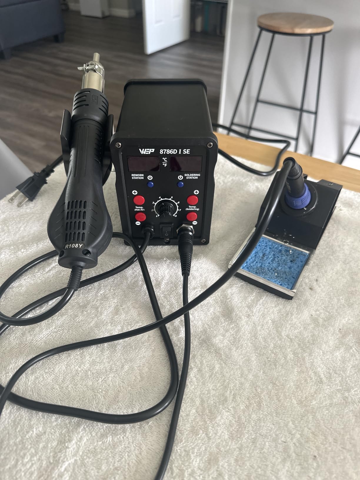 WEP 8786D-I SE Hot Air Soldering Iron Station Kit 2-IN-1 for Rework, Desoldering with Lead-Free Solder Wire, 5 Soldering Tips, 3 Hot Air Nozzles,Tweezers, Desoldering Pump customer photo 1