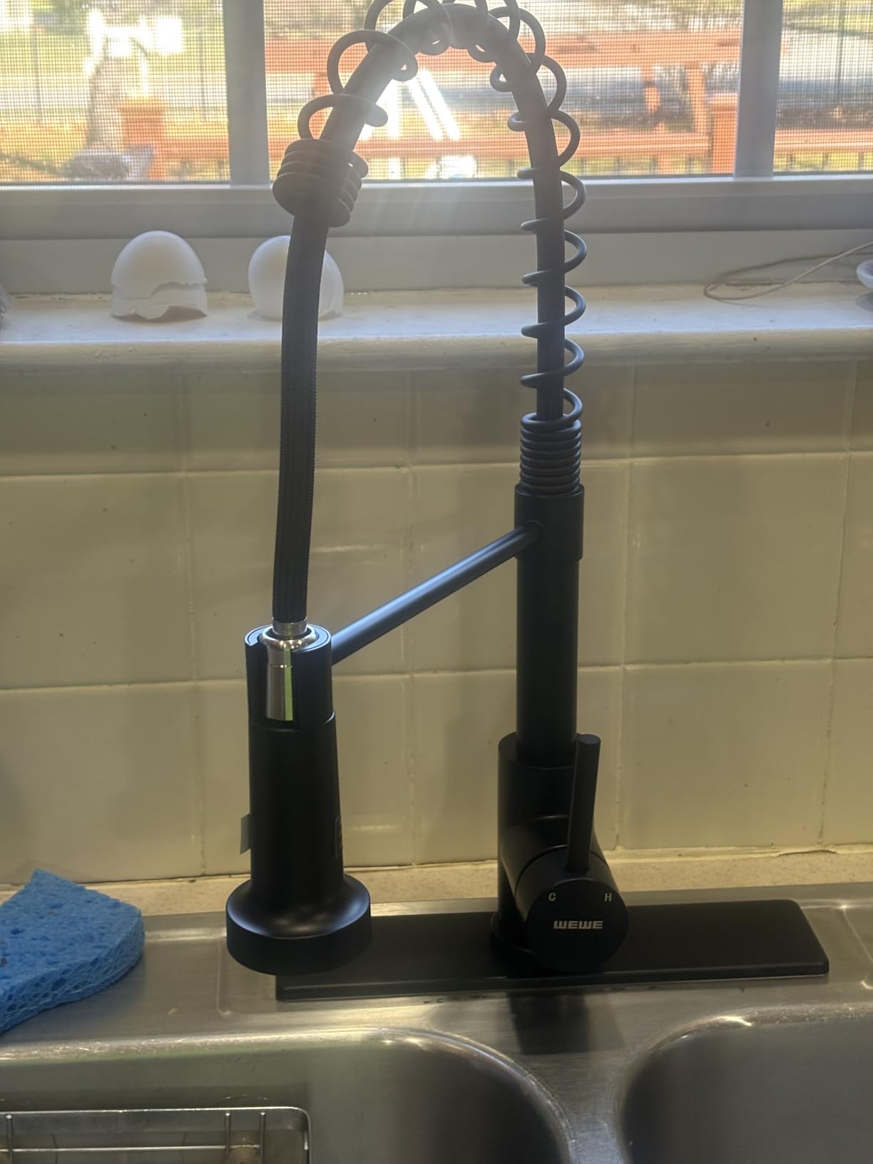 WEWE Touchless Kitchen Faucet with Pull Down Sprayer - Single Handle Kitchen Faucets Smart Motion Sensor Stainless Steel Brushed Nickel Sink Faucet customer photo 2