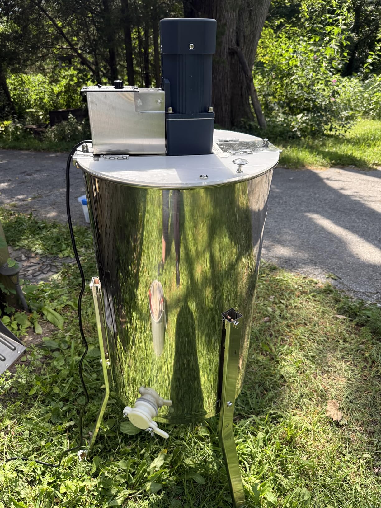 VEVOR Electric Honey Extractor, 4/8 Frame Stainless Steel Beekeeping Extraction, Honeycomb Drum Spinner with Transparent Lid, Apiary Centrifuge Equipment with Height Adjustable Stand customer photo 1