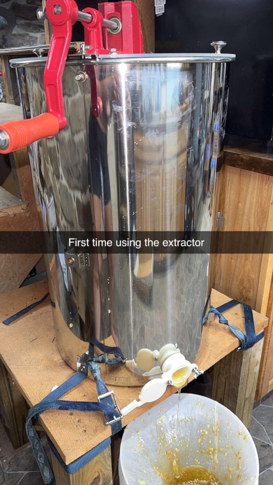 VEVOR 3 Frame Honey Extractor, Stainless Steel Manual Beekeeping Extraction, Honeycomb Drum Spinner with Transparent Lid, Apiary Centrifuge Equipment with Height Adjustable Stand customer photo 1