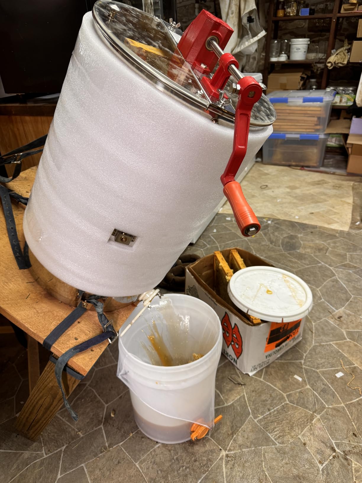 VEVOR 3 Frame Honey Extractor, Stainless Steel Manual Beekeeping Extraction, Honeycomb Drum Spinner with Transparent Lid, Apiary Centrifuge Equipment with Height Adjustable Stand customer photo 2