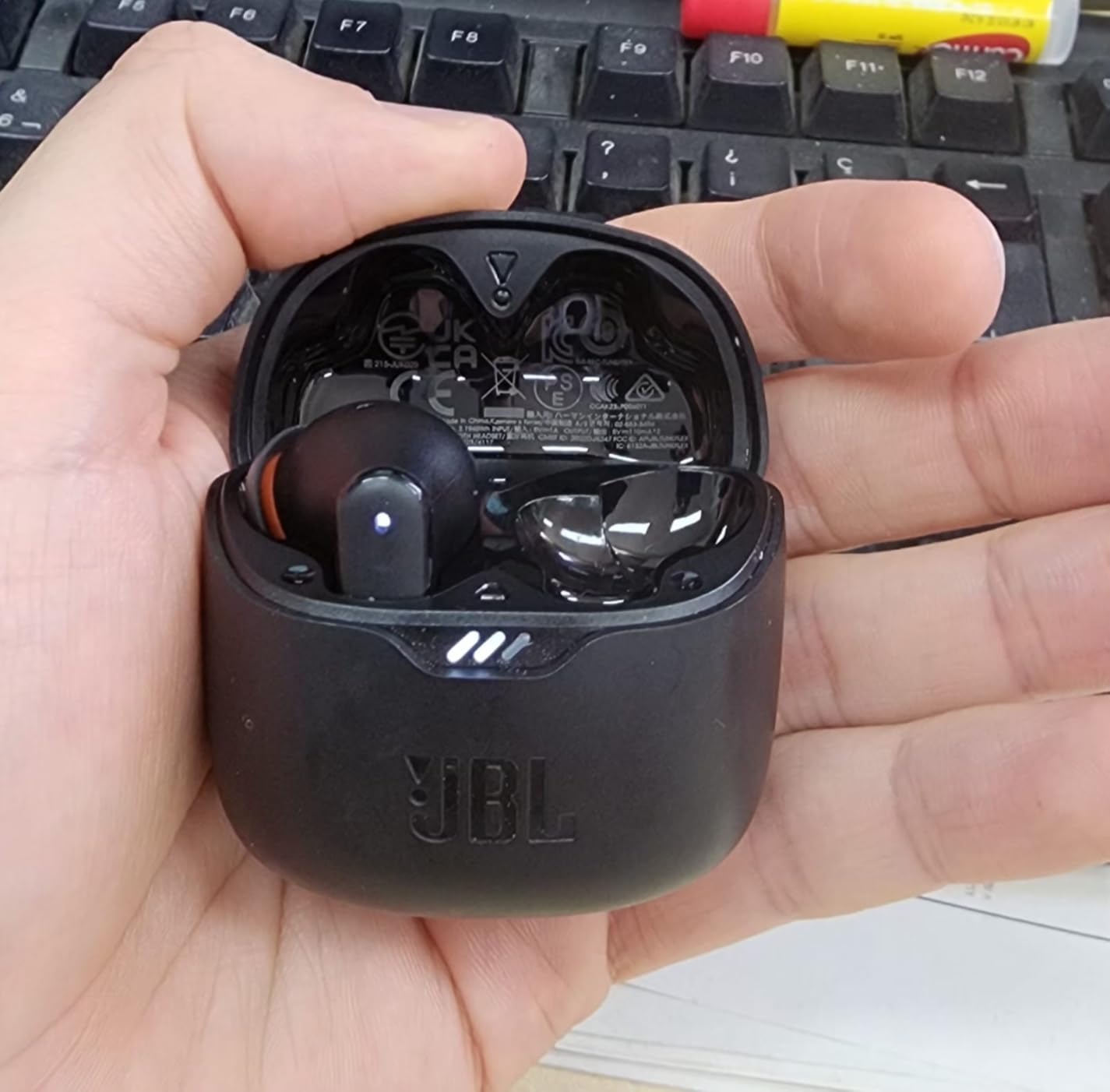 JBL Tune Flex - True Wireless Noise Cancelling Earbuds (Black), Small customer photo 1