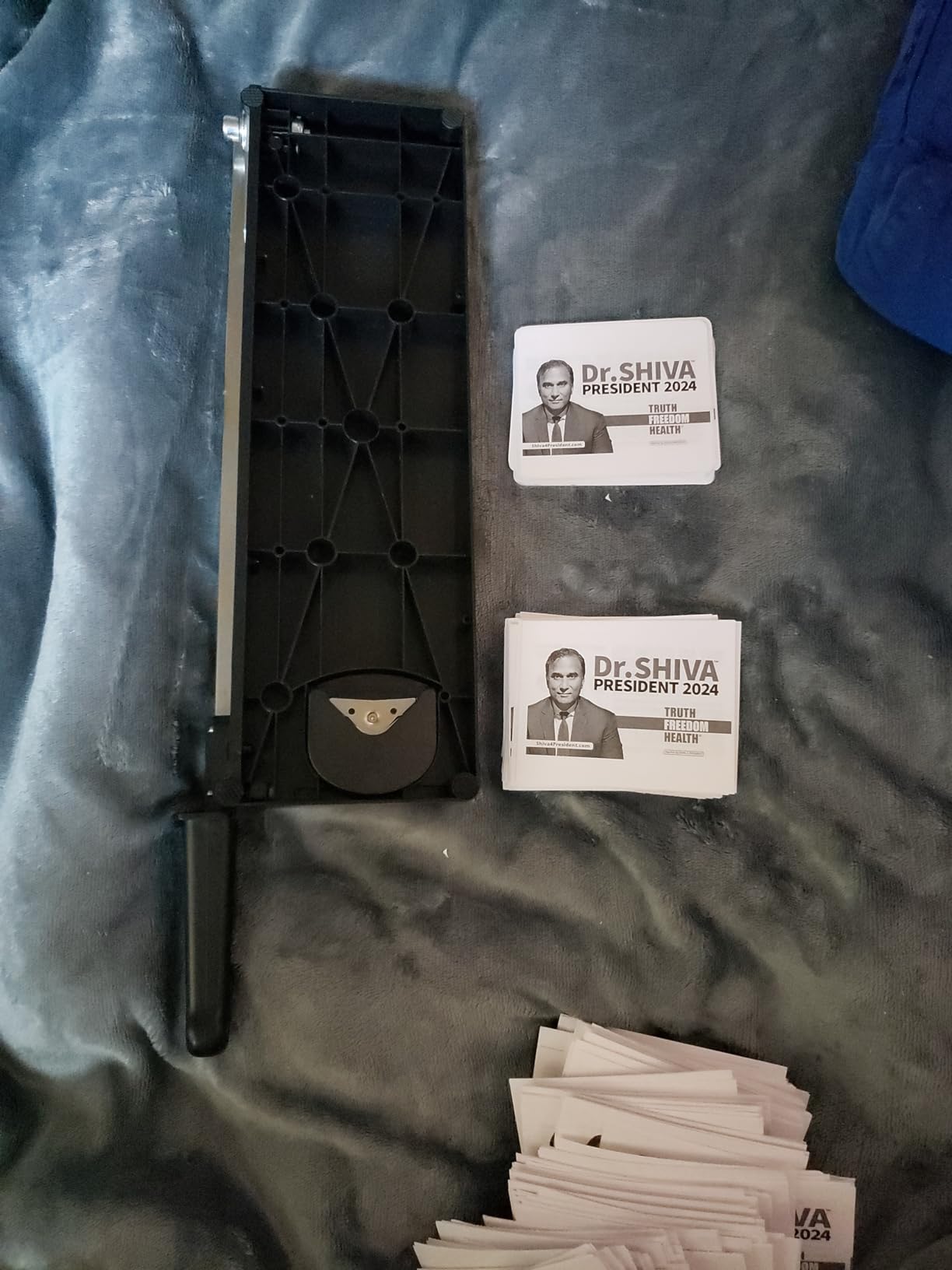 MAKEASY Paper Cutter 12 Inch, 8 Sheet Capacity, Heavy Duty Paper Cutter for Cardstock, Guillotine Paper Trimmer for Crafting, Classroom and Office customer photo 2