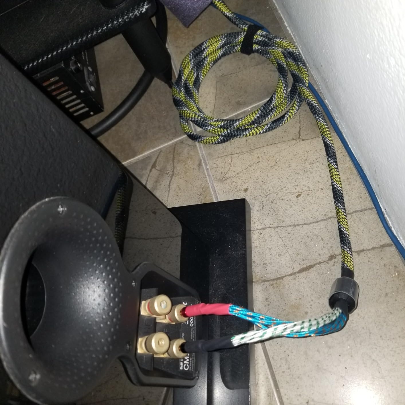 Monosaudio 9AWG Speaker Wire with banana plugs Pair HiFi braided Audiophile Speaker Cable High Purity OFC Gold Plated Brass Banana Plug Connectors for Speakers,Amplifier,Audio,AV Receivers(1.5M/5.0Ft) customer photo 1