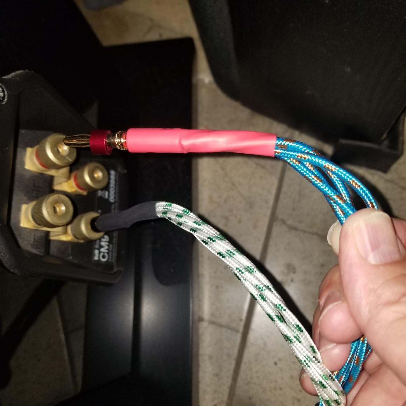 Monosaudio 9AWG Speaker Wire with banana plugs Pair HiFi braided Audiophile Speaker Cable High Purity OFC Gold Plated Brass Banana Plug Connectors for Speakers,Amplifier,Audio,AV Receivers(1.5M/5.0Ft) customer photo 2