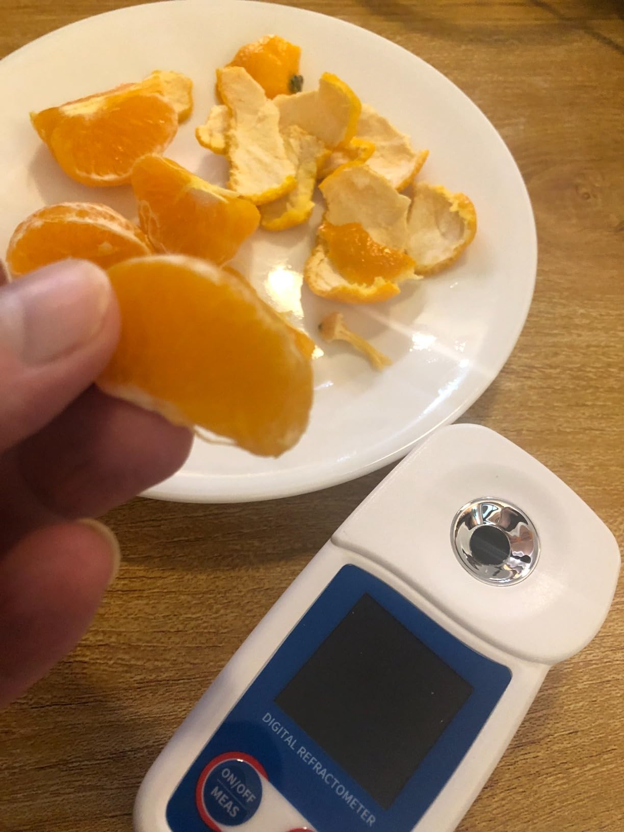 Digital Brix Refractometer Flagfront brix Meter Refractometer Automatic Temperature Compensation Brix Refractometer Range 0-55%，±0.1% Precision for Fruit Juice Coffee customer photo 2