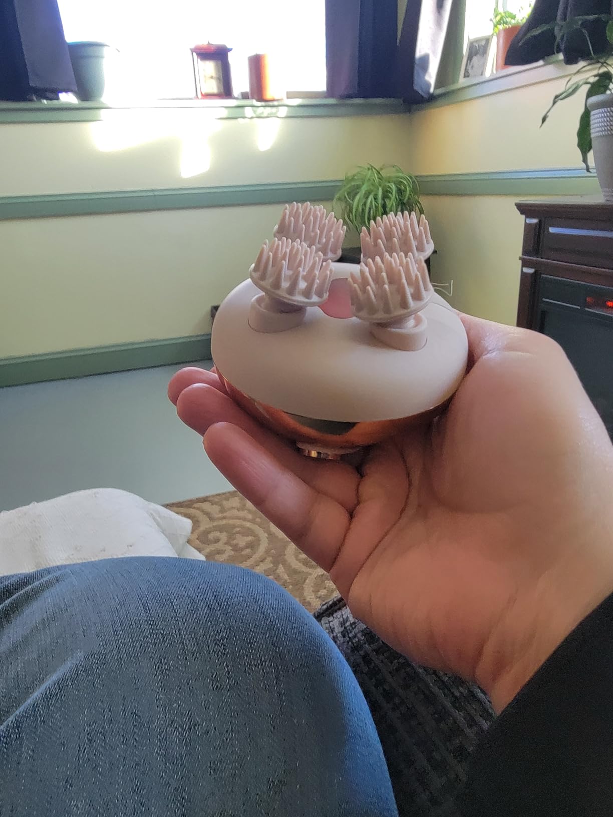 arboleaf Electric Scalp Massager Head Massager Scalp Stress Relax, 5 in 1 Kneading 128 Massage Nodes, Waterproof Hair Massage with 8 Removable Claws Cat Scratcher, Gift for Dad Mom customer photo 1