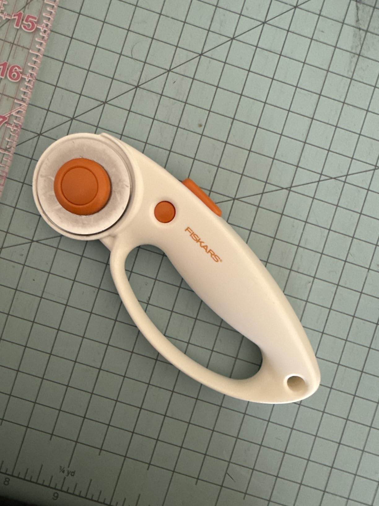 Fiskars 45mm Rotary Cutter for Fabric with Ergonomic Loop Grip, Premium Steel Rotary Fabric Cutter Blade for Precise Cuts, Arts and Crafts, Sewing Supplies and Quilting Tools customer photo 1