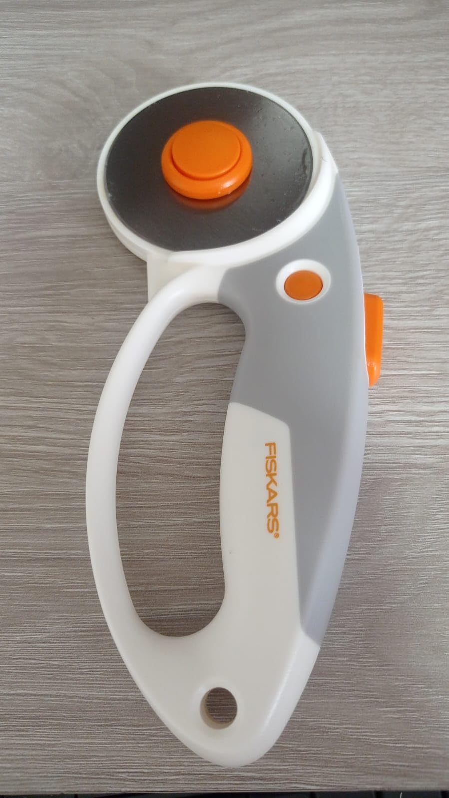 Fiskars 60mm Rotary Cutter for Fabric with Ergonomic Loop Grip And Comfort Handle, Titanium Rotary Fabric Cutter for Thick Materials, Easy and Safe Blade Change, Sewing Supplies and Quilting Tools customer photo 1