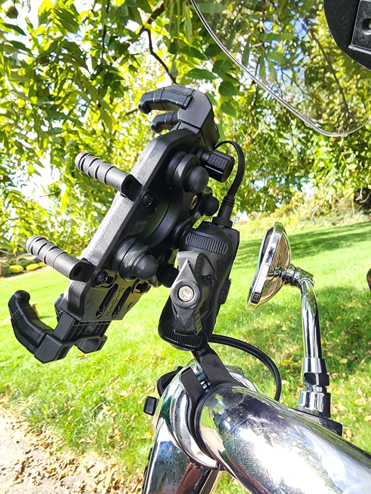 BRCOVAN Motorcycle Phone Mount Holder with Qi 15W Wireless Charger & 30W PD/USB-C Fast Charging Port, Anti-Theft Handlebar Cellphone Cradle with Vibration Dampener, Adjustable for 5.4-7.2'' Smartphone customer photo 2