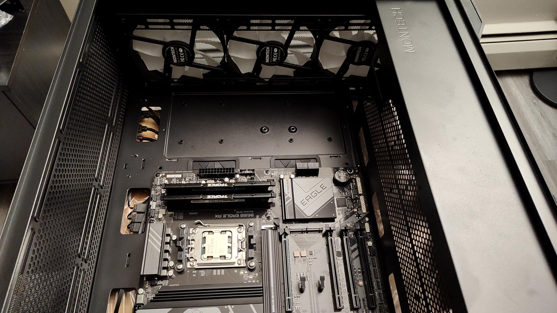 Montech AIR 903 MAX, E-ATX Mid Tower Case, High Airflow, 3X 140mm ARGB PWM & 1x 140mm PWM Fans Pre-Installed, Tempered Glass Side Panel, Mesh Front, Type-C, Support 4090 GPUs, Black customer photo 2