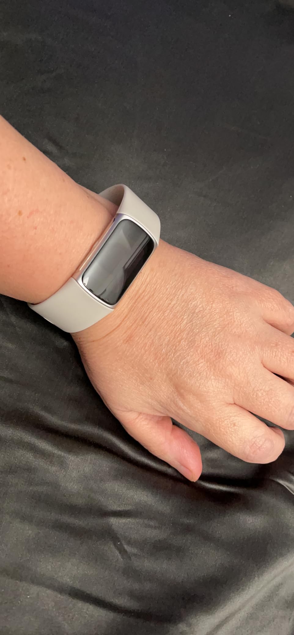 Fitbit Charge 6 Fitness Tracker with Google apps, Heart Rate on Exercise Equipment, 6-Months Premium Membership Included, GPS, Health Tools and More, Obsidian/Black, One Size (S & L Bands Included) customer photo 2