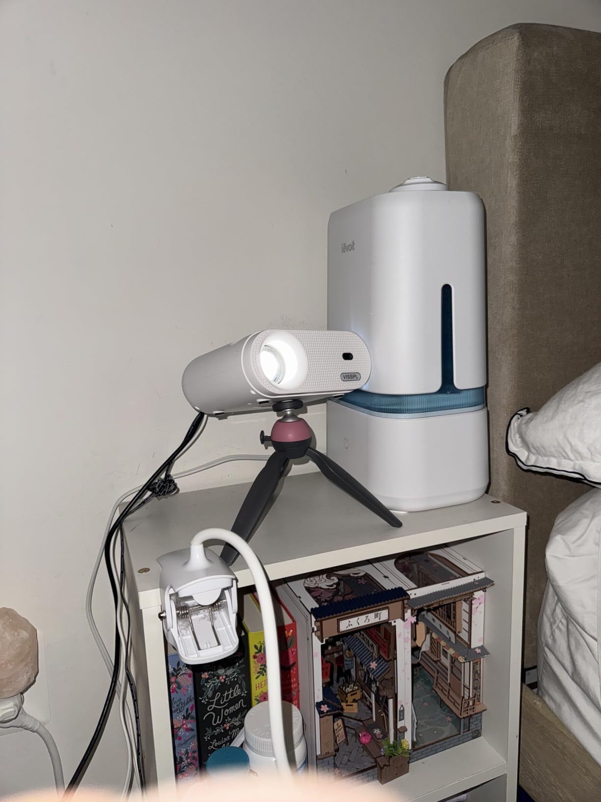 Mini Projector, VISSPL Full HD 1080P Video Projector, Portable Outdoor Projector with Tripod, Kids Gift, Home Theater Movie Phone Projector Compatible with Android/iOS/Windows/TV Stick/HDMI/USB customer photo 2