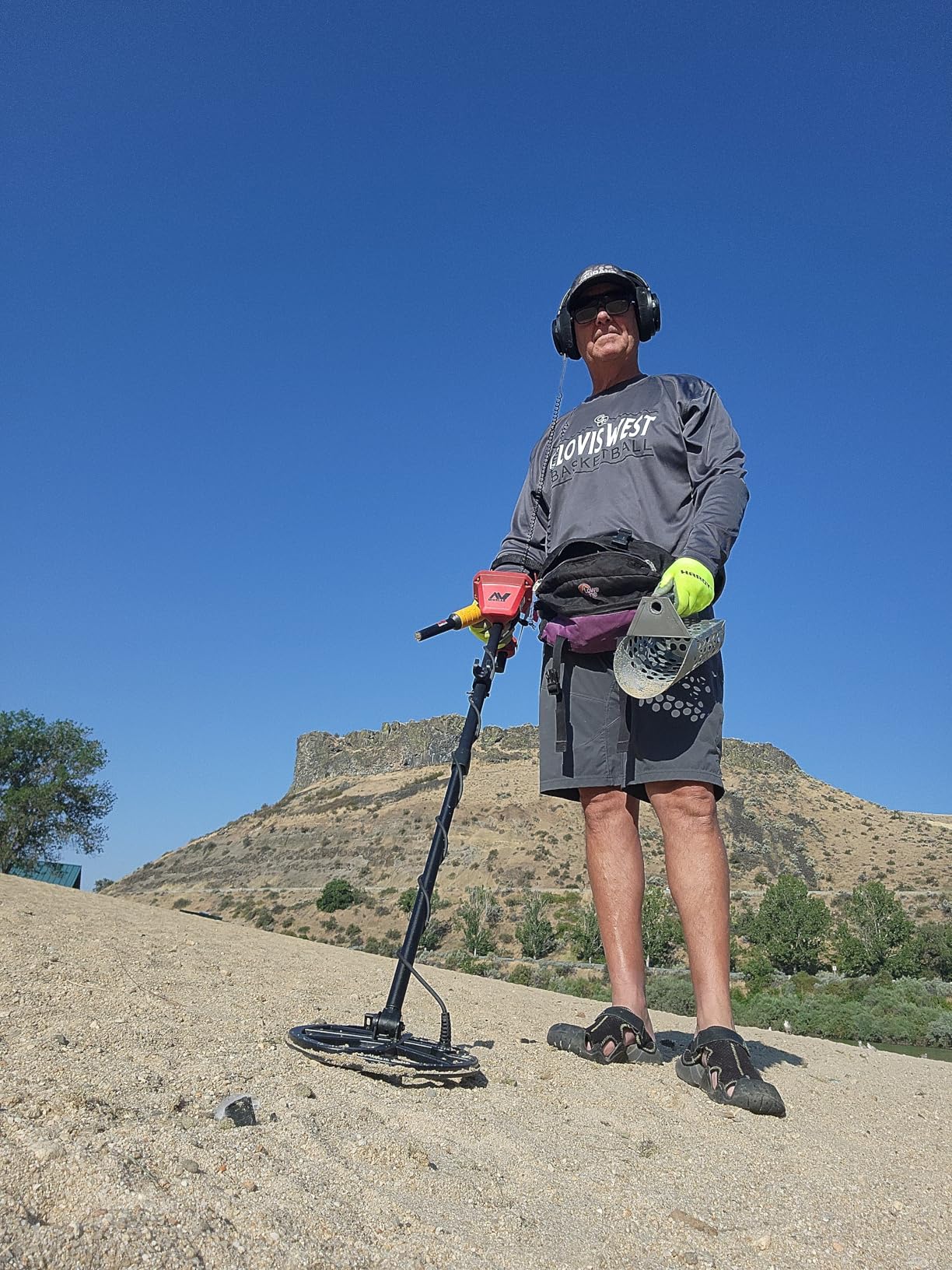 Minelab PRO-FIND 40 Waterproof Pinpointer Metal Detector for Experts with Tone ID & Adjustable Sensitivity (Built-in Flashlight, Holster & Lanyard Included) customer photo 2