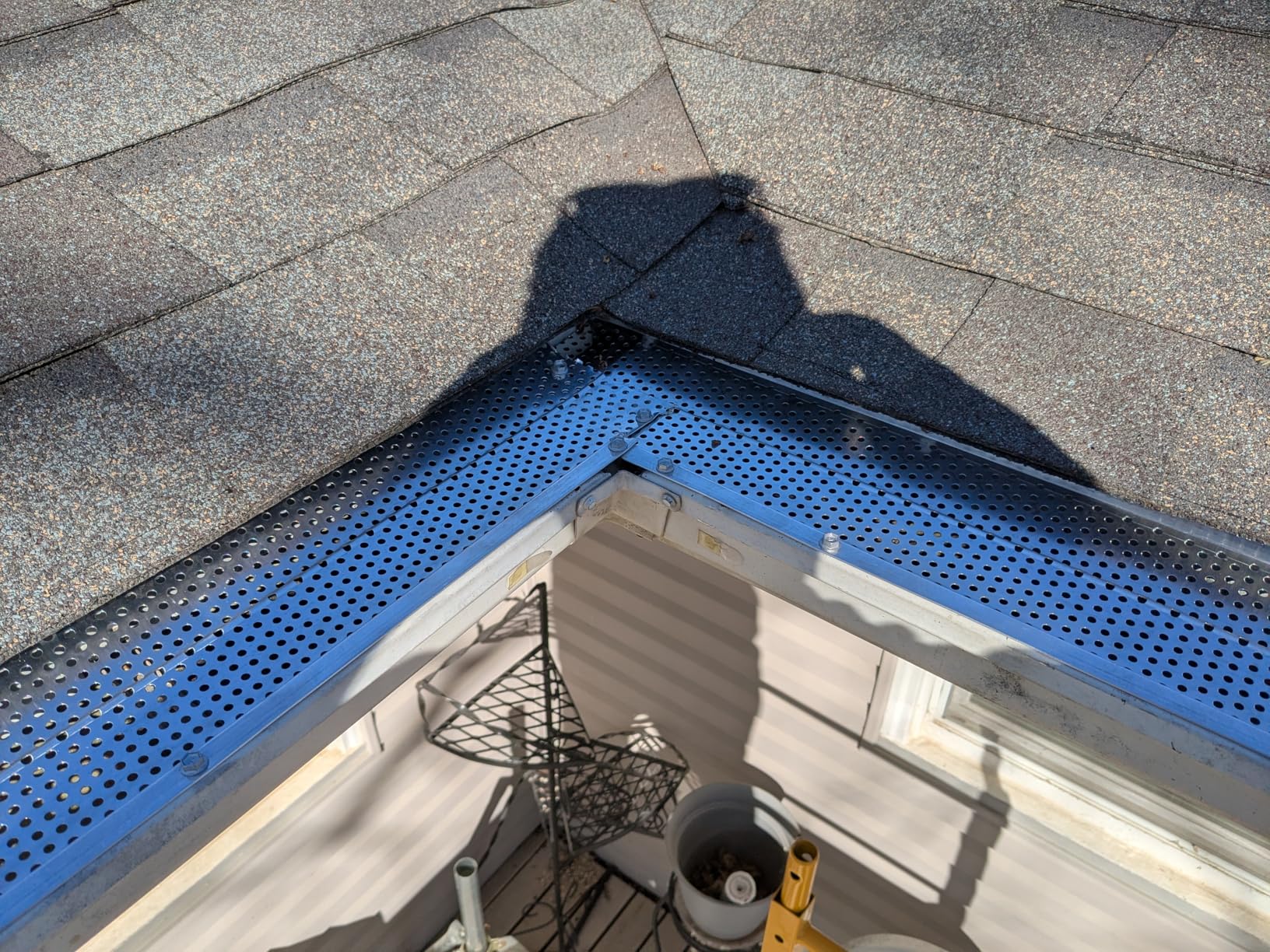 VEVOR Gutter Guard, 5 inch Width, Aluminum Leaf Filter DIY Gutter Cover, 52 PCS 208 ft Total Length, 0.157'' Hole Diameter & 0.02'' Thick Fits Any Roof or Gutter Type customer photo 1