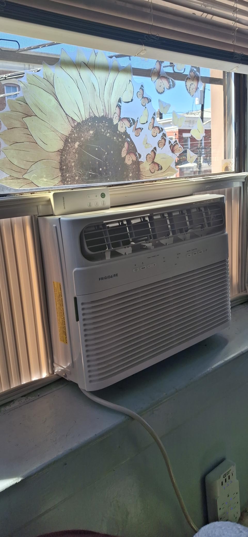 Frigidaire 12,000 BTU Smart Window Air Conditioner with Wi-Fi, Cools Up to 550 Sq. Ft., Remote Control, Quiet Operation, Eco Mode, 3 Fan Speeds, White customer photo 2