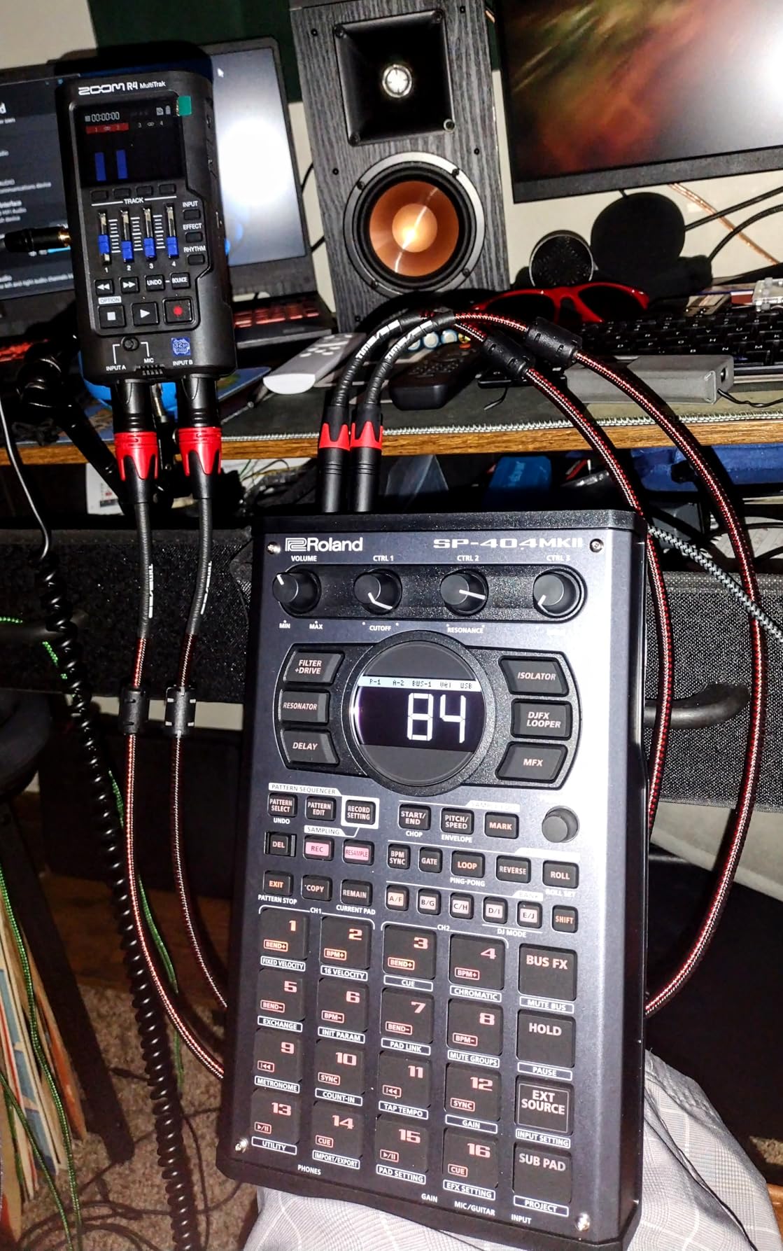 Zoom R4 Multi-Track Recorder with 2 XLR/TRS Combo Inputs, 32-Bit Float, Built-In Microphone, Effects, Rhythms, USB Audio Interface customer photo 1