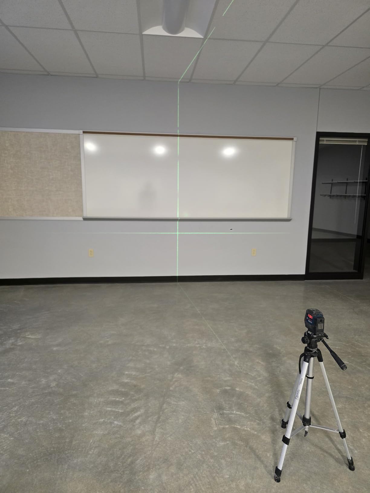 BOSCH GLL50-20G 50 Ft Green-Beam Self-Leveling Cross-Line Laser, Includes Integrated Magnetic Mount, 2 AA Batteries, & Soft Pouch customer photo 2