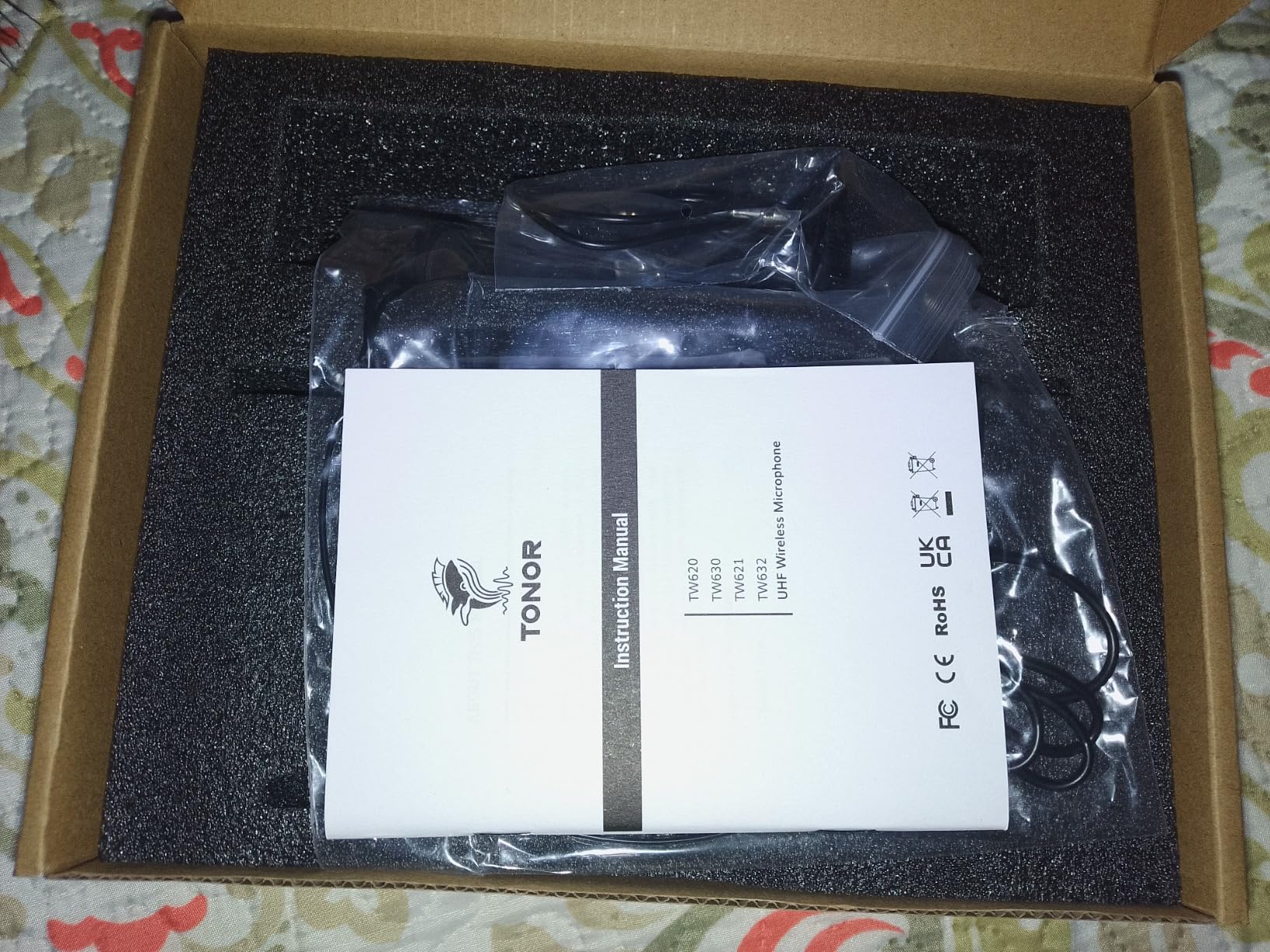 TONOR UHF Wireless Microphone System with Headset Lavalier Lapel Mic, Bodypack Transmitter, Rechargeable Receiver, 15 Channels 60 m/200ft Range 1/4